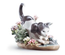 Котенок на охоте